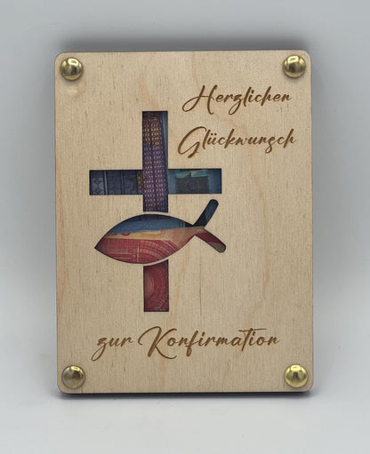 Geldgeschenk aus Holz, Geschenkkarte zur Konfirmation, zum zwischenlegen von Geld wodurch das ausgeschnittene Kreuz mit Fisch bunt erscheint.