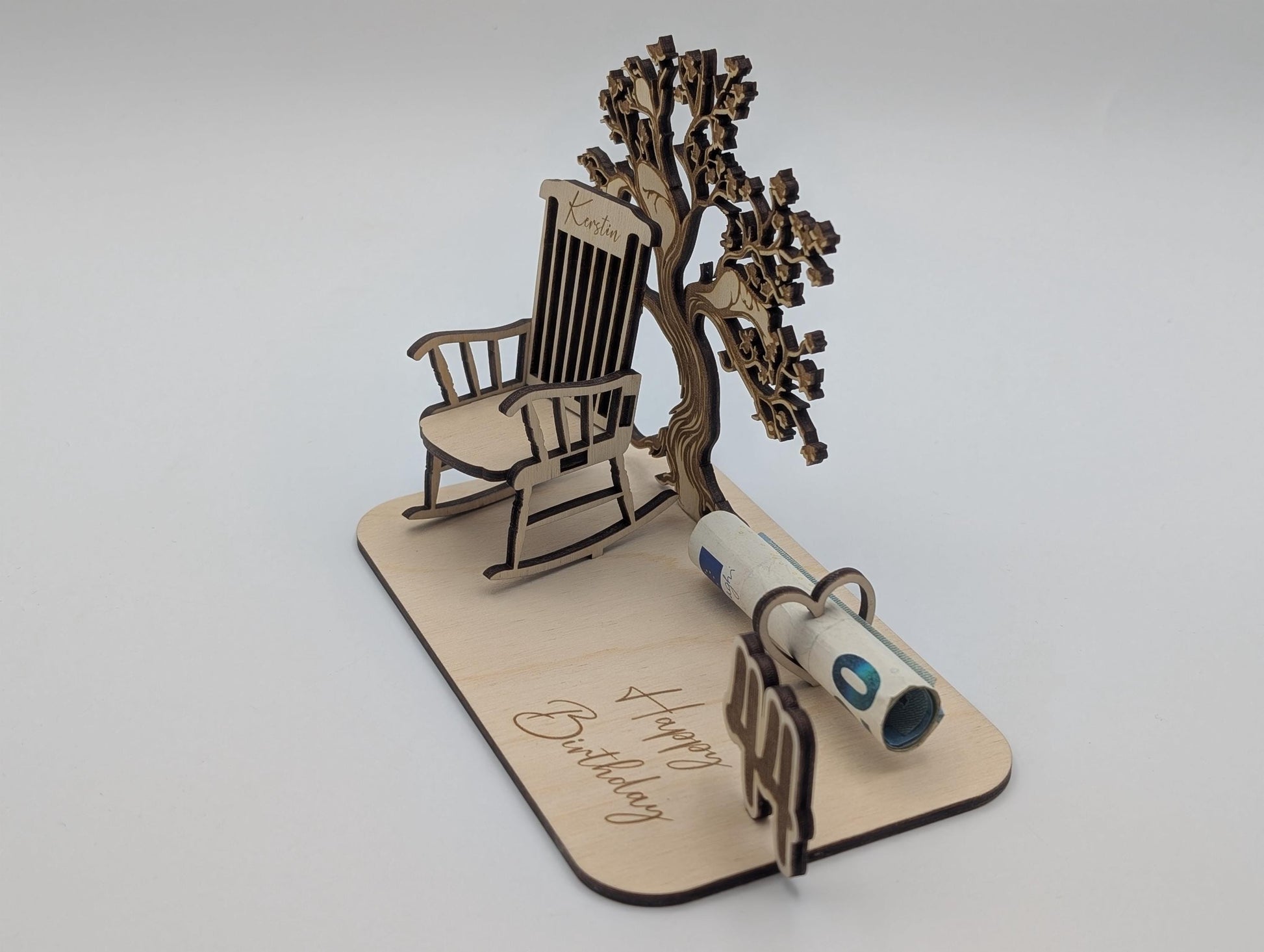 Geldgeschenk zum Geburtstag aus Holz, Schaukelstuhl mit Namen Baum und Personalisierung