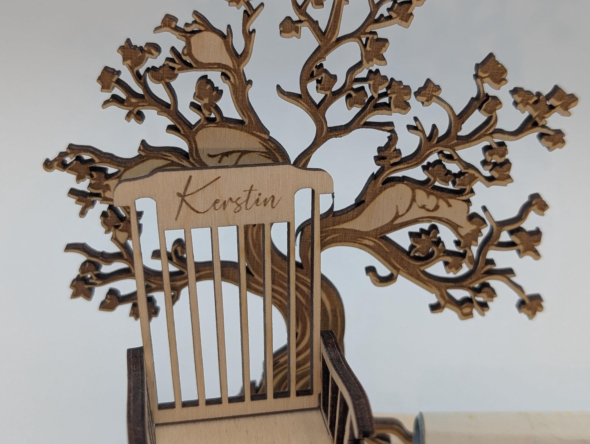 Geldgeschenk zum Geburtstag aus Holz, Schaukelstuhl mit Namen Baum und Personalisierung