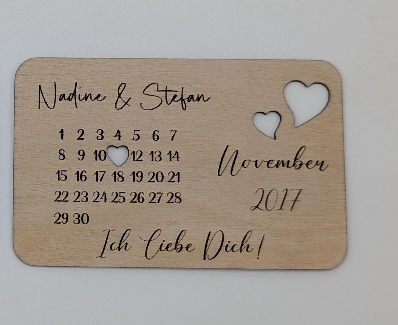 Liebes Visitenkarte aus 1mm starken Birkenholz, Größe 53x84mm mit Personalisierter Wunschgravur zum Valentinstag.