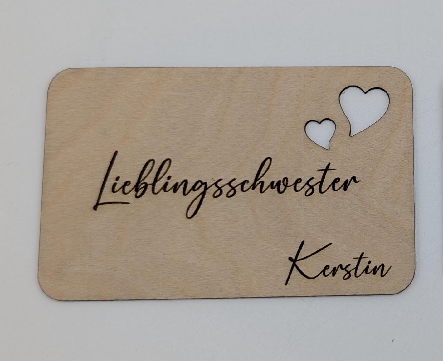 Liebes Visitenkarte aus 1mm starken Birkenholz, Größe 53x84mm mit Personalisierter Wunschgravur zum Valentinstag.