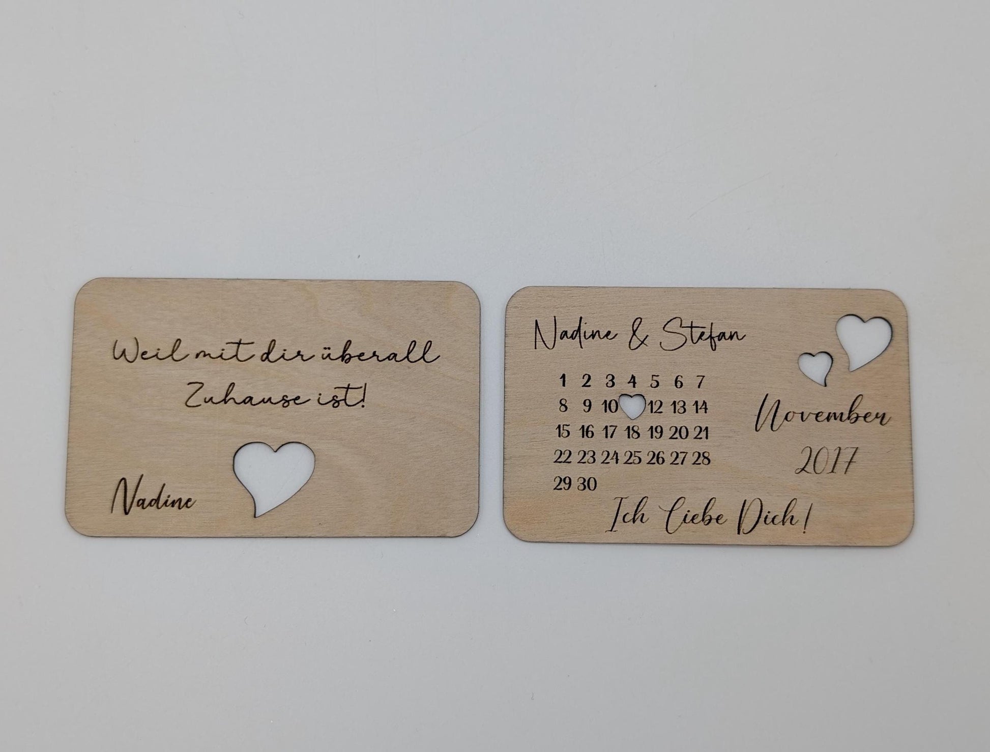 Liebes Visitenkarte aus 1mm starken Birkenholz, Größe 53x84mm mit Personalisierter Wunschgravur zum Valentinstag.