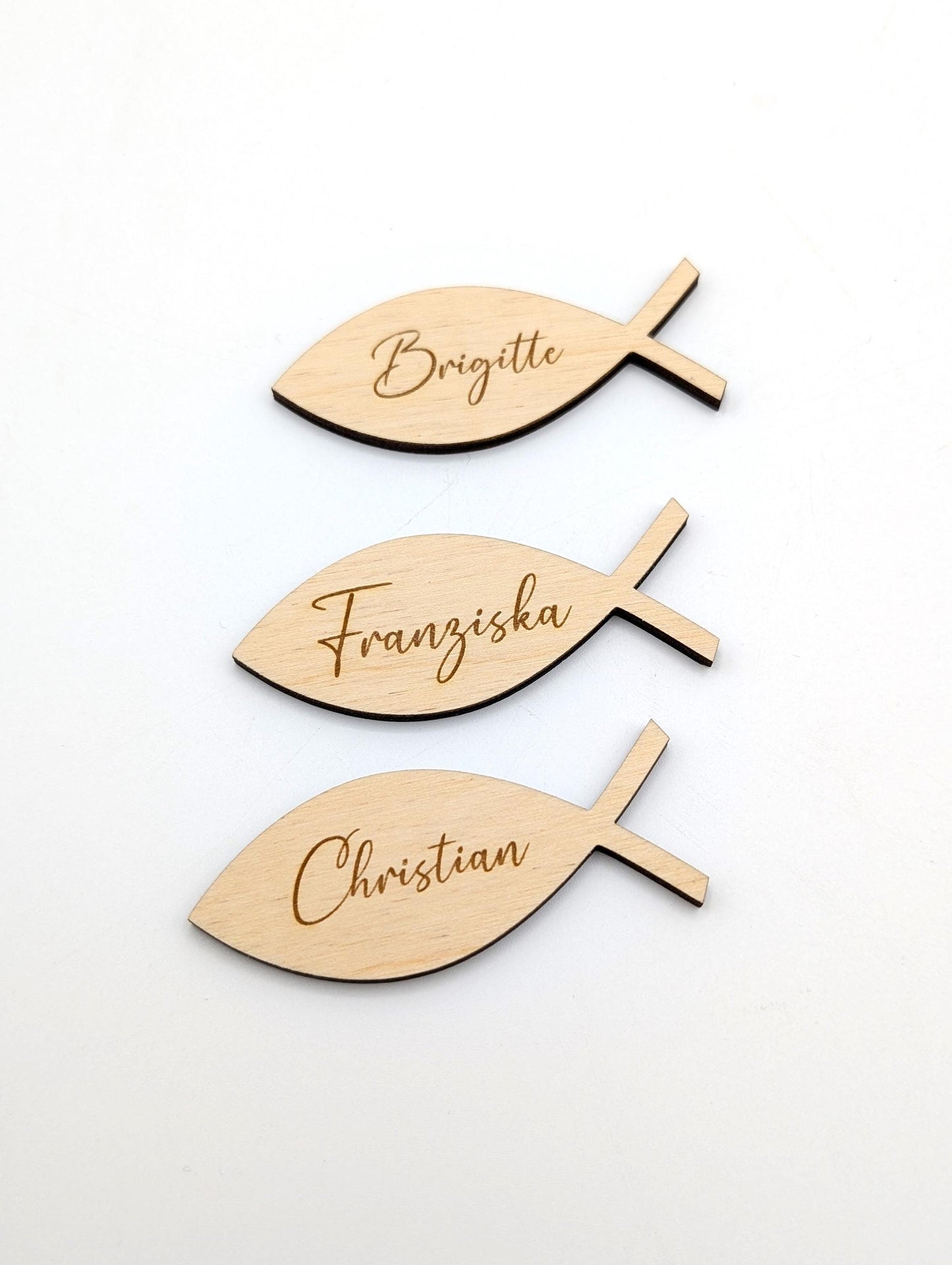 Personalisierte Fisch-Namensschilder aus 3 mm Birkenholz mit Namensgravur – ideal für Konfirmation, Kommunion oder Taufe als Platzkarte und Gastgeschenk