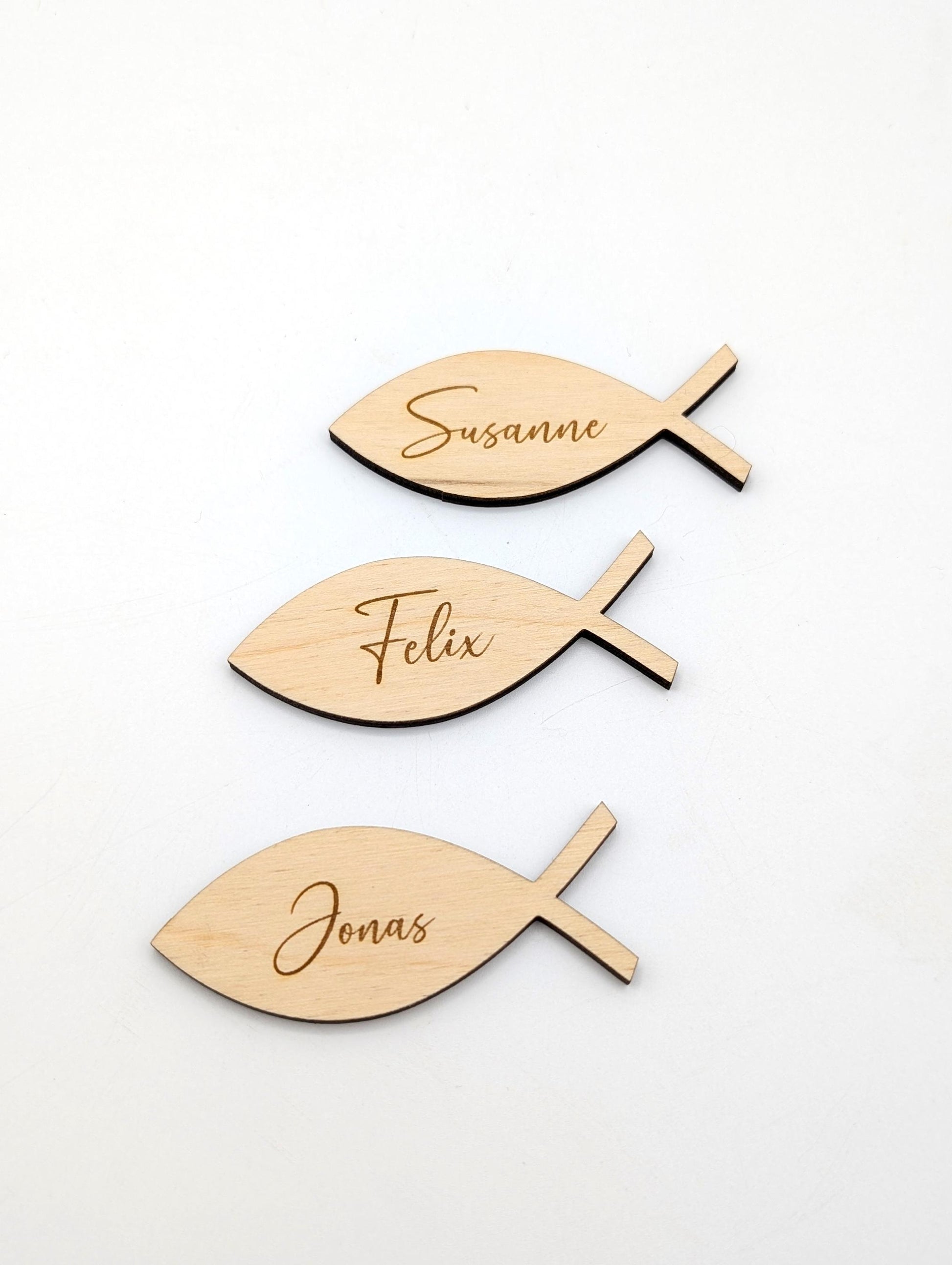 Personalisierte Fisch-Namensschilder aus 3 mm Birkenholz mit Namensgravur – ideal für Konfirmation, Kommunion oder Taufe als Platzkarte und Gastgeschenk