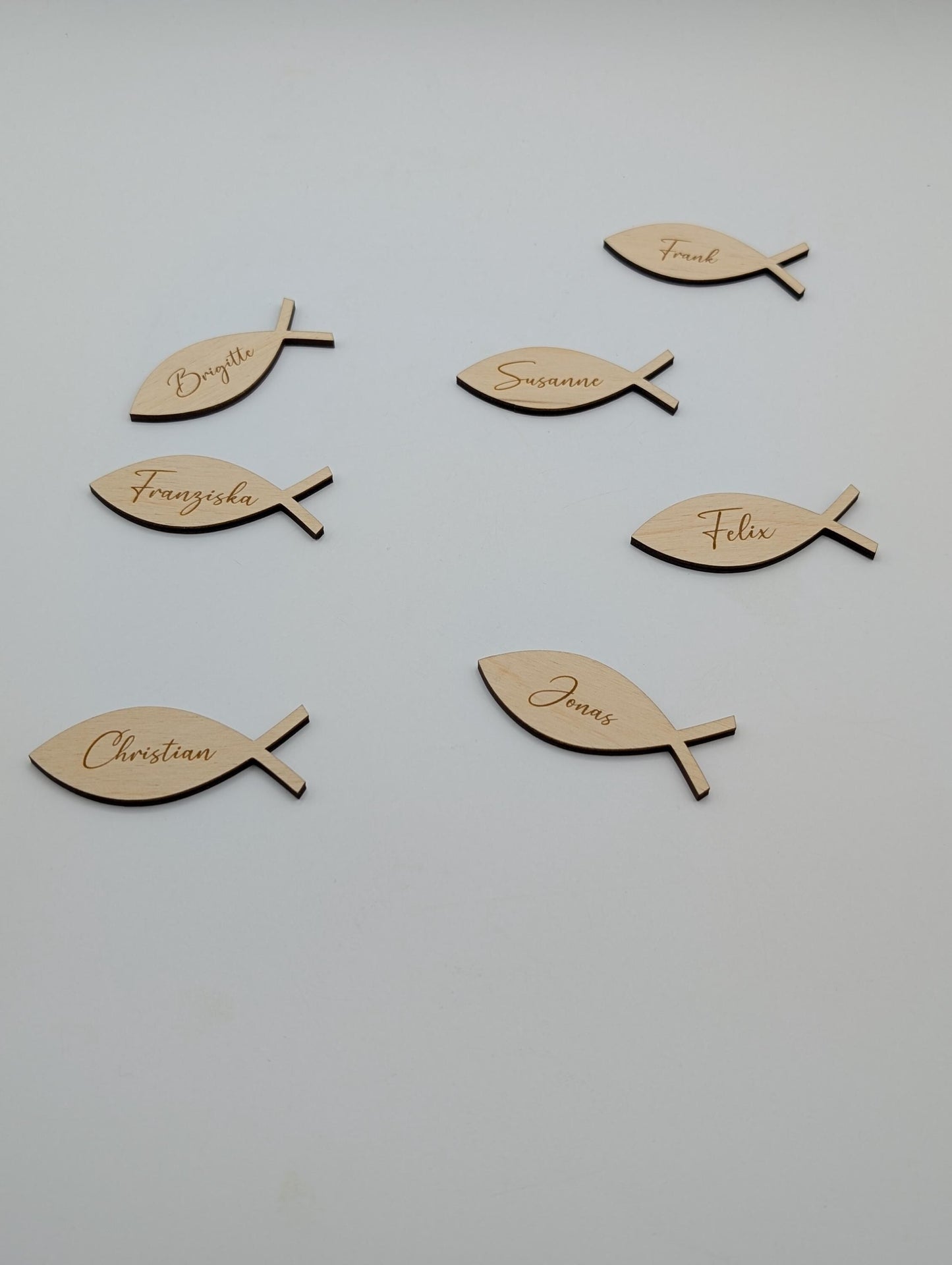 Personalisierte Fisch-Namensschilder aus 3 mm Birkenholz mit Namensgravur – ideal für Konfirmation, Kommunion oder Taufe als Platzkarte und Gastgeschenk
