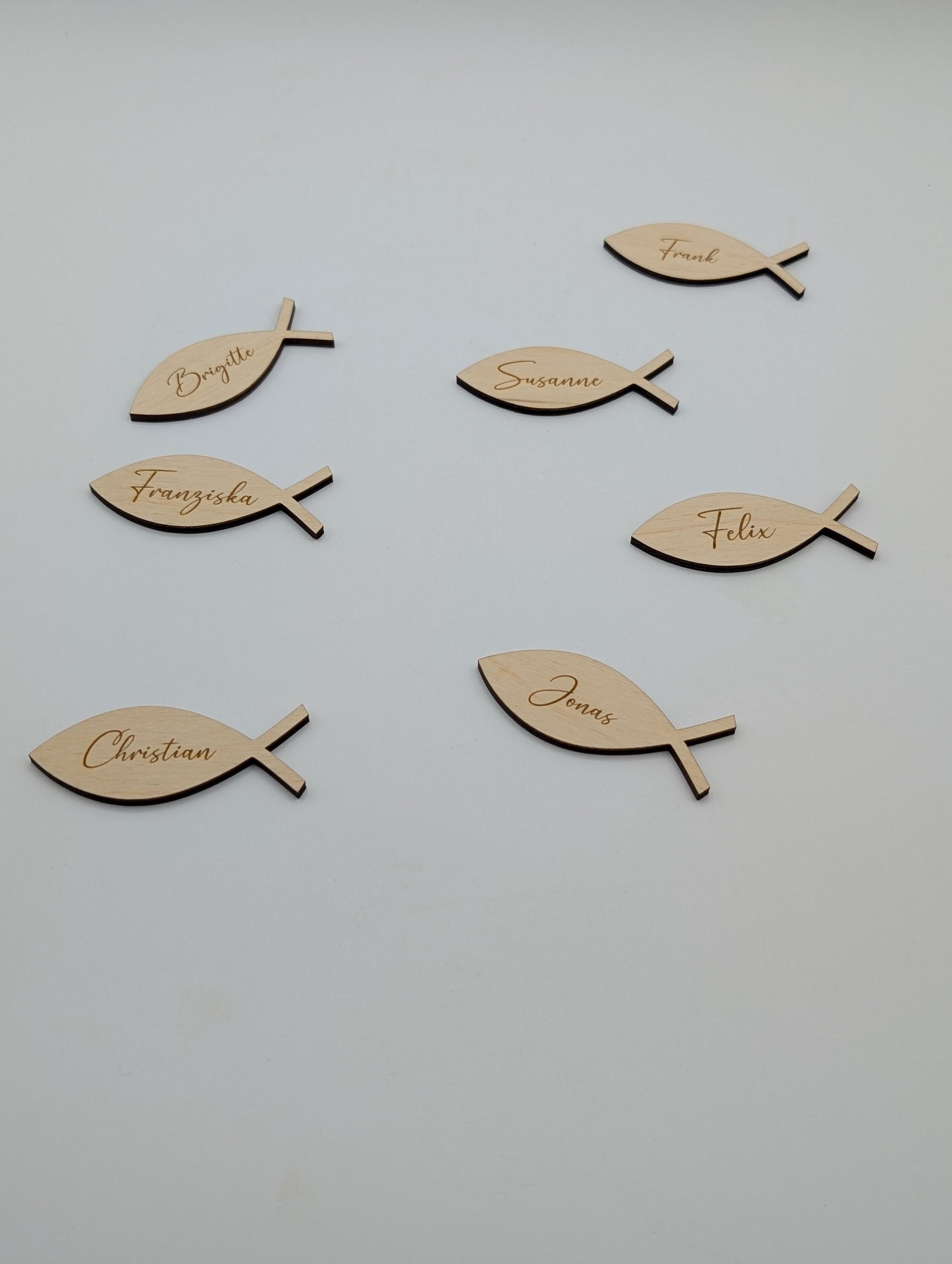 Personalisierte Fisch-Namensschilder aus 3 mm Birkenholz mit Namensgravur – ideal für Konfirmation, Kommunion oder Taufe als Platzkarte und Gastgeschenk
