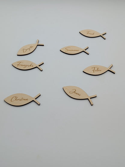 Personalisierte Fisch-Namensschilder aus 3 mm Birkenholz mit Namensgravur – ideal für Konfirmation, Kommunion oder Taufe als Platzkarte und Gastgeschenk