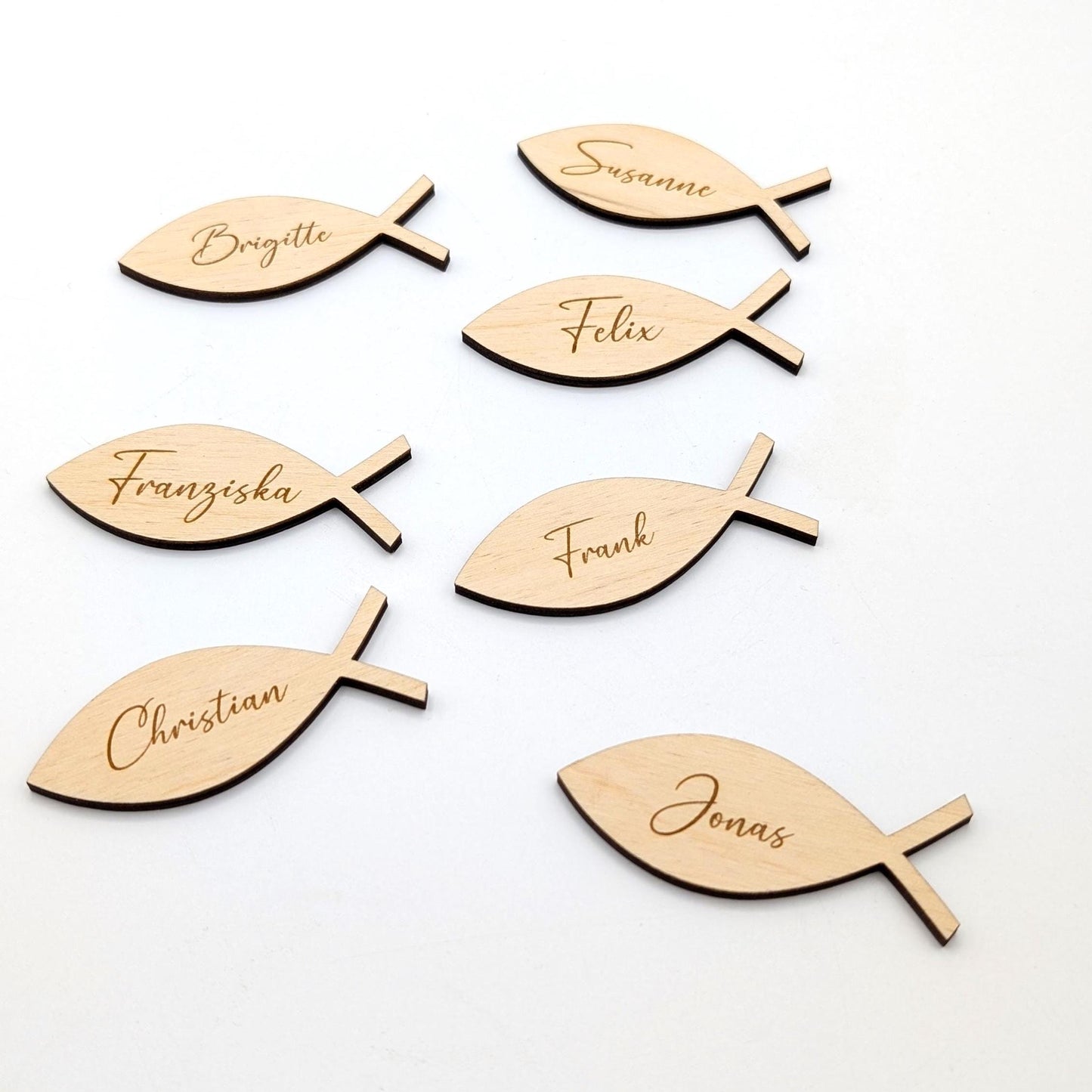 Personalisierte Fisch-Namensschilder aus 3 mm Birkenholz mit Namensgravur – ideal für Konfirmation, Kommunion oder Taufe als Platzkarte und Gastgeschenk