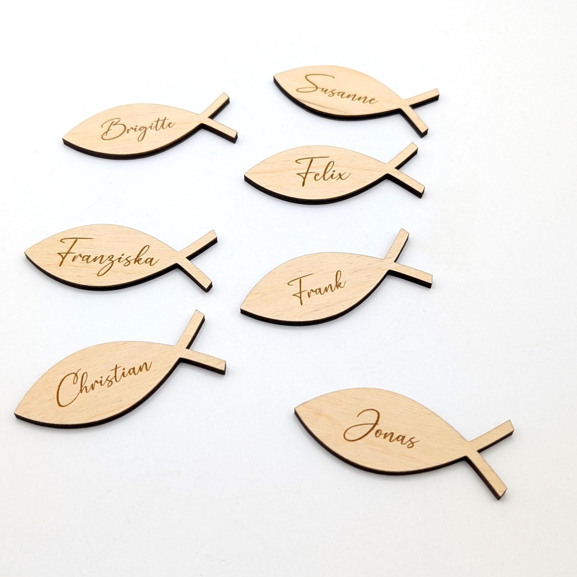 Personalisierte Fisch-Namensschilder aus 3 mm Birkenholz mit Namensgravur – ideal für Konfirmation, Kommunion oder Taufe als Platzkarte und Gastgeschenk