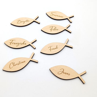 Personalisierte Fisch-Namensschilder aus 3 mm Birkenholz mit Namensgravur – ideal für Konfirmation, Kommunion oder Taufe als Platzkarte und Gastgeschenk