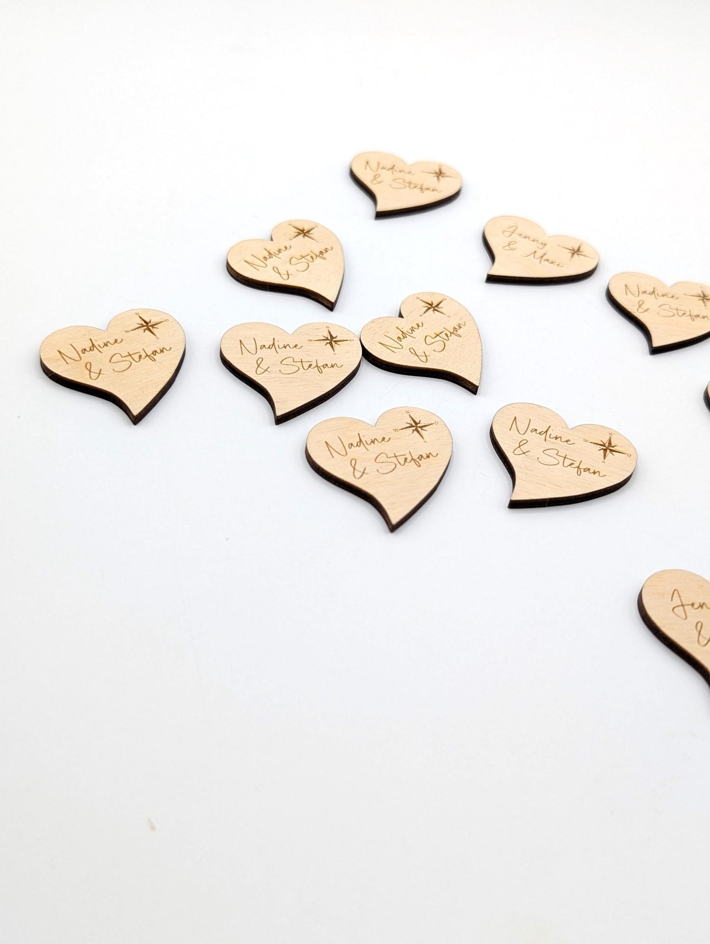 Namensschilder Herz, Tischdeko, Platzkarten für Gäste zur Hochzeit aus Holz mit Lasergravur