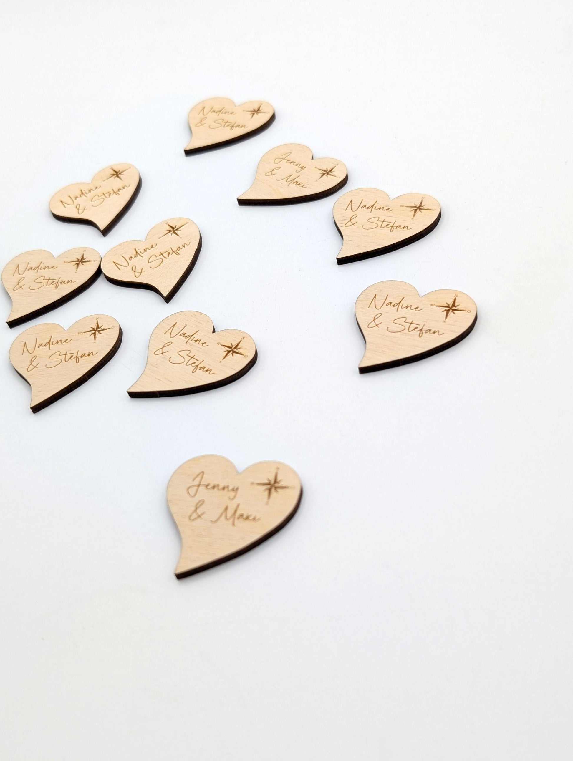 Namensschilder Herz, Tischdeko, Platzkarten für Gäste zur Hochzeit aus Holz mit Lasergravur