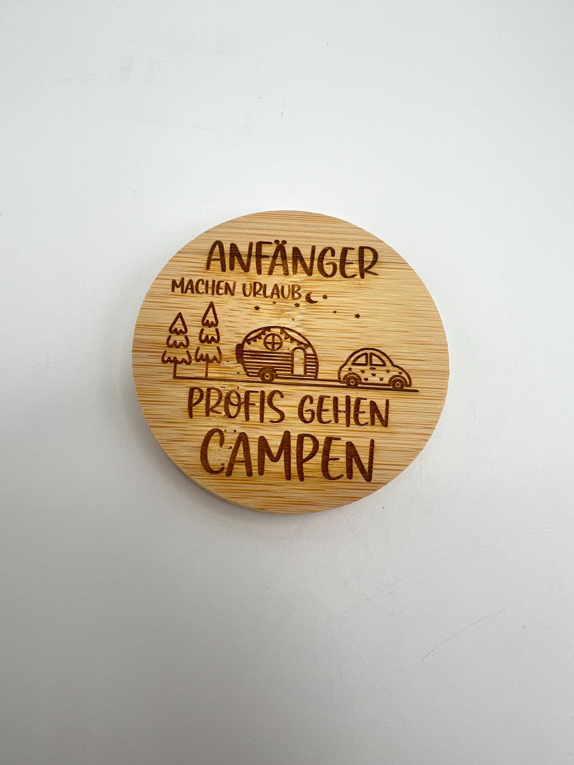 Flaschenöffner aus Holz, auf Wunsch personalisiert. 60mm Durchmesser mit Lasergravur