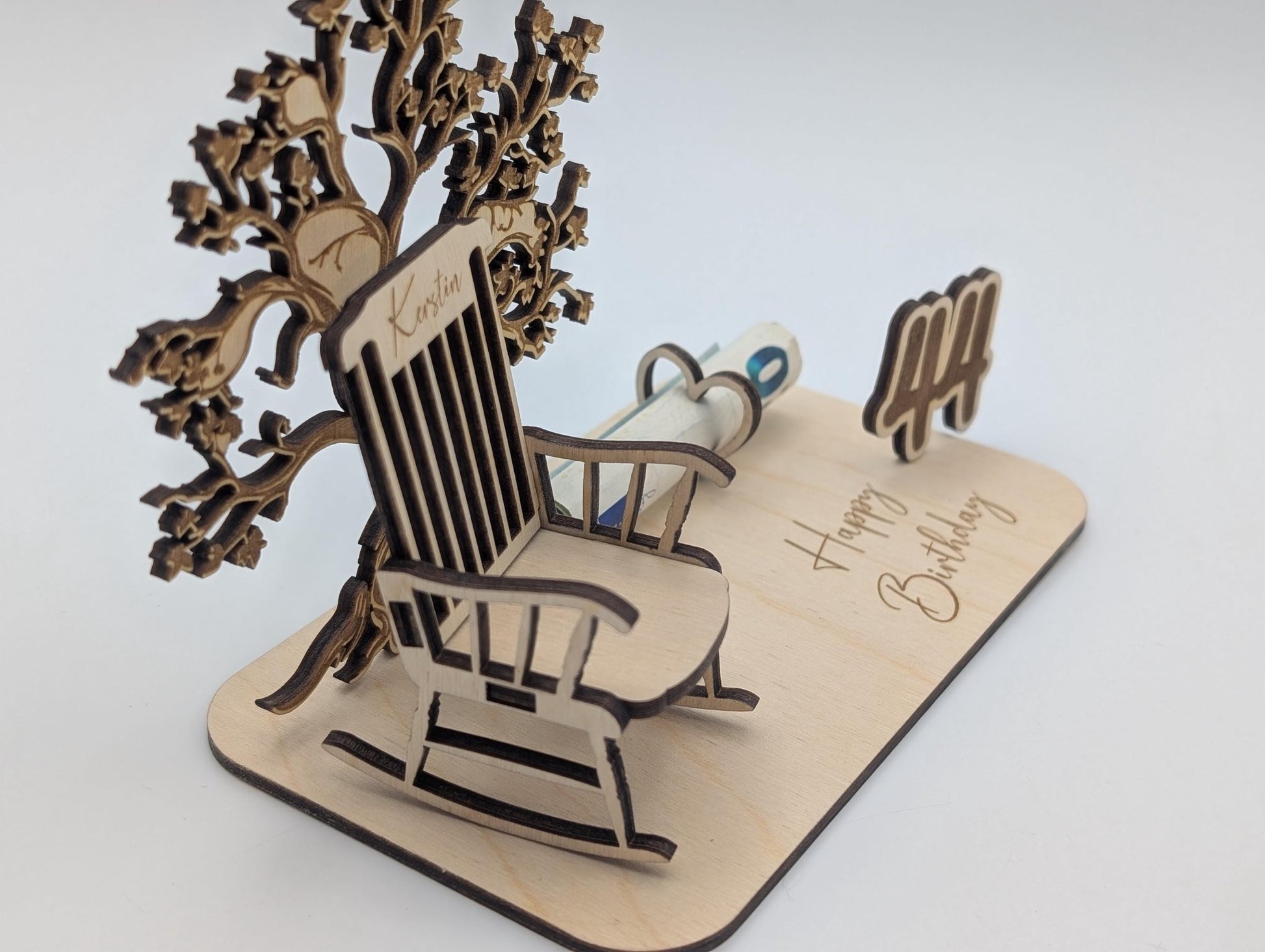 Geldgeschenk zum Geburtstag aus Holz, Schaukelstuhl mit Namen Baum und Personalisierung