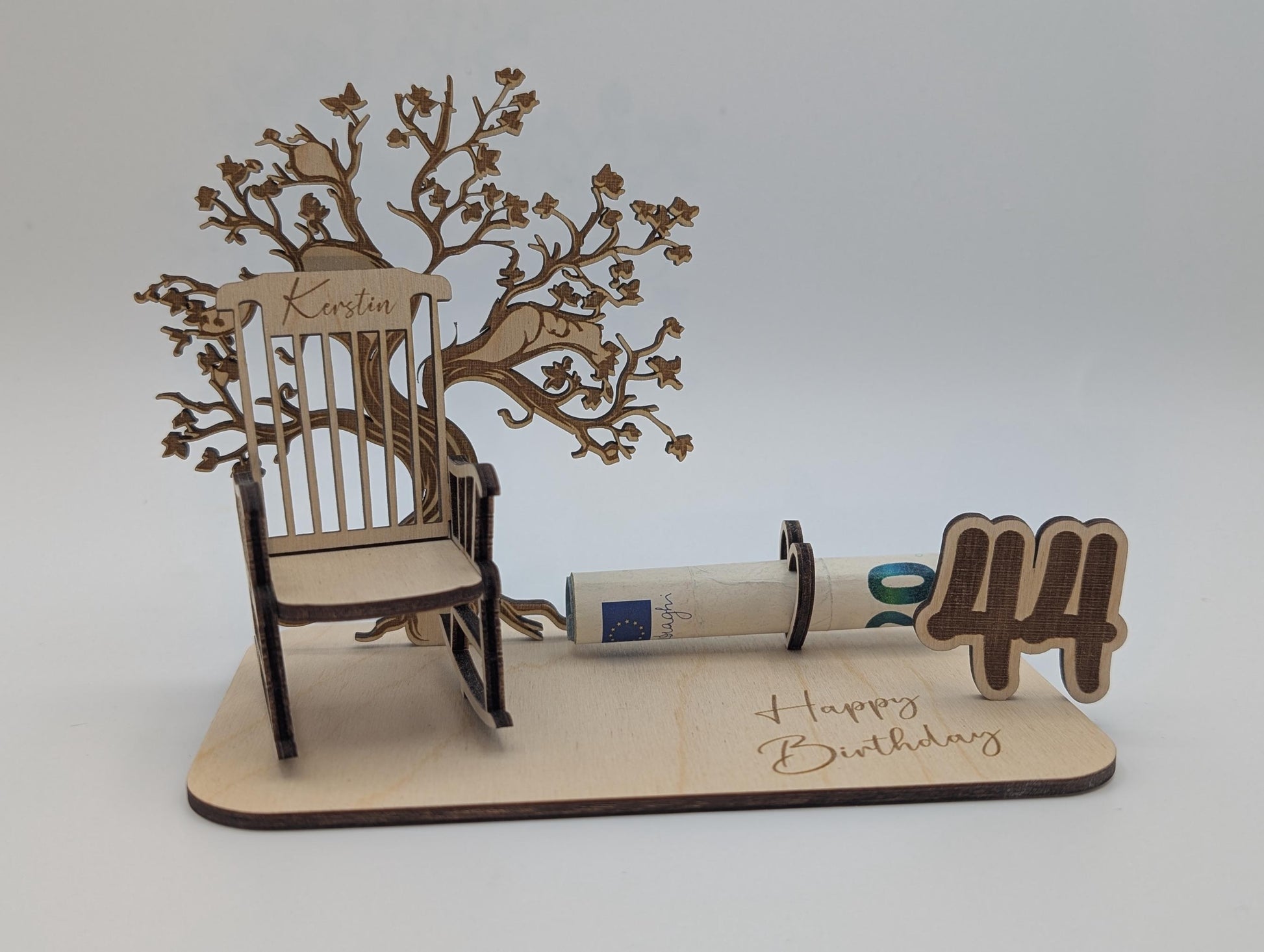 Geldgeschenk zum Geburtstag aus Holz, Schaukelstuhl mit Namen Baum und Personalisierung