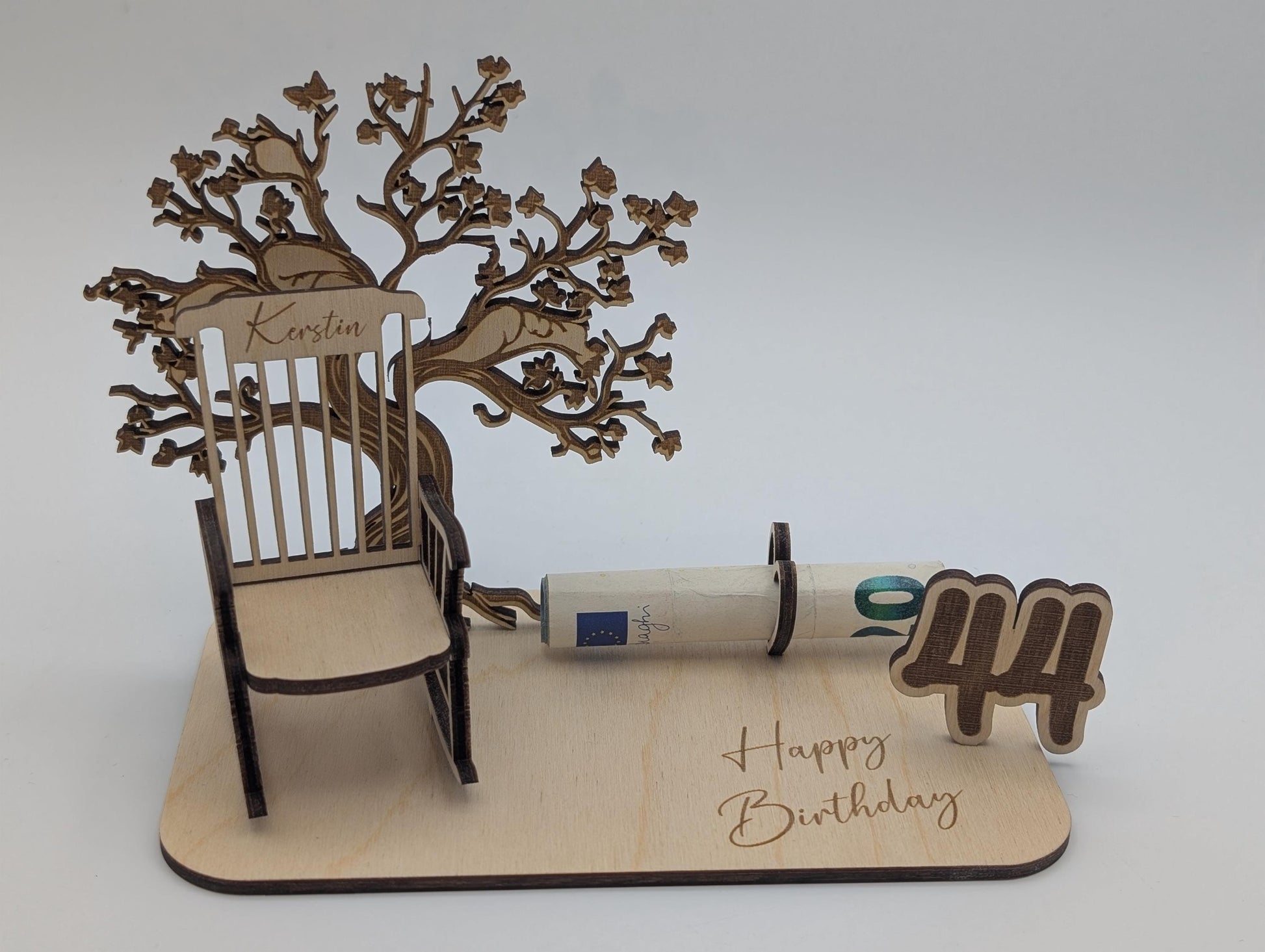 Geldgeschenk zum Geburtstag aus Holz, Schaukelstuhl mit Namen Baum und Personalisierung