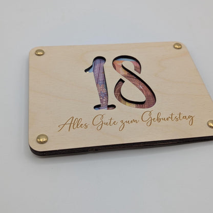 Personalisiertes Geschenk zum 18. Geburtstag – Hochwertige Holzkarte mit Gravur, perfekt als Geldgeschenk oder Gutscheinhalter. Individuell mit Name, Datum oder persönlicher Widmung gestaltbar. Ein besonderes Erinnerungsstück zum Erwachsenwerden!