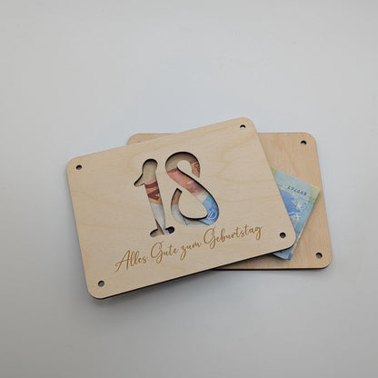 Personalisiertes Geschenk zum 18. Geburtstag – Hochwertige Holzkarte mit Gravur, perfekt als Geldgeschenk oder Gutscheinhalter. Individuell mit Name, Datum oder persönlicher Widmung gestaltbar. Ein besonderes Erinnerungsstück zum Erwachsenwerden!