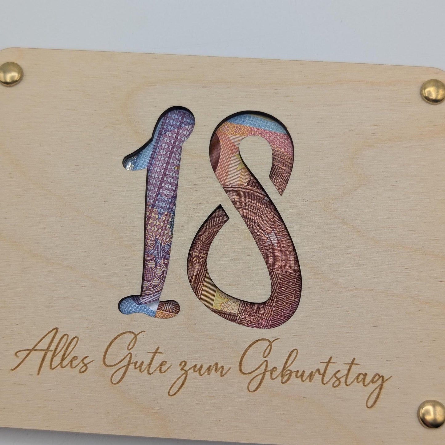 Personalisiertes Geschenk zum 18. Geburtstag – Hochwertige Holzkarte mit Gravur, perfekt als Geldgeschenk oder Gutscheinhalter. Individuell mit Name, Datum oder persönlicher Widmung gestaltbar. Ein besonderes Erinnerungsstück zum Erwachsenwerden!