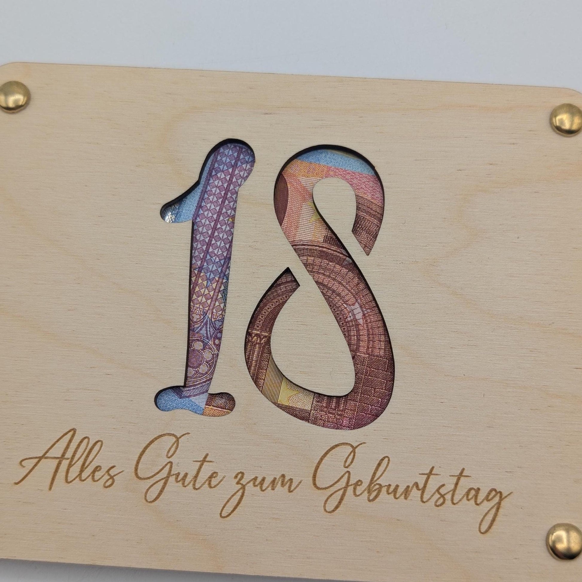 Personalisiertes Geschenk zum 18. Geburtstag – Hochwertige Holzkarte mit Gravur, perfekt als Geldgeschenk oder Gutscheinhalter. Individuell mit Name, Datum oder persönlicher Widmung gestaltbar. Ein besonderes Erinnerungsstück zum Erwachsenwerden!