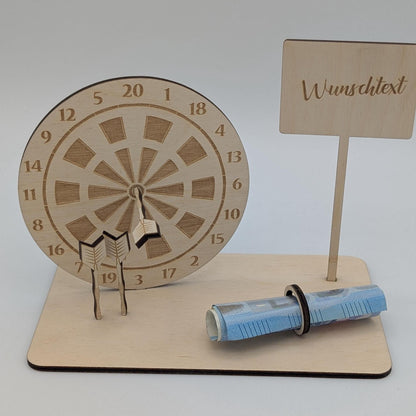 &quot;Personalisierte Dartscheibe aus Holz mit Gravur und Geldhalter, auf einer stabilen Bodenplatte befestigt. Ein Dartpfeil steckt in der Mitte der Scheibe, kann aber auf Wunsch auf eine bestimmte Punktzahl gesetzt werden. Das gravierte Schild zeigt „Happy Birthday – 180 Gründe zu feiern“ oder eine individuelle Widmung. Perfektes Geschenk für Dartspieler zum Geburtstag, Jubiläum oder als Pokal für ein Dartturnier.&quot;