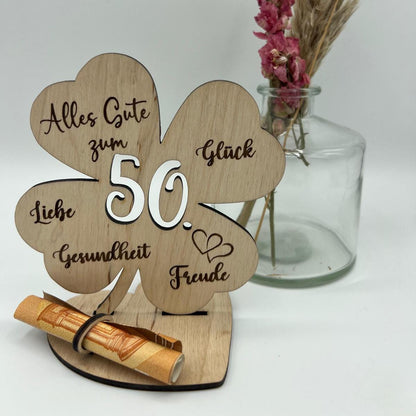 Holz-Kleeblatt als Geldgeschenk, wahlweise in 12,5 cm oder 18 cm Größe. Mit eingravierter Jahreszahl (z. B. 18, 30, 40, 50, 60, 66, 70, 80) oder individueller Wunschzahl. Perfekt als Glücksbringer zum Geburtstag, Jubiläum oder besonderen Anlässen. Geldscheine können dekorativ befestigt werden