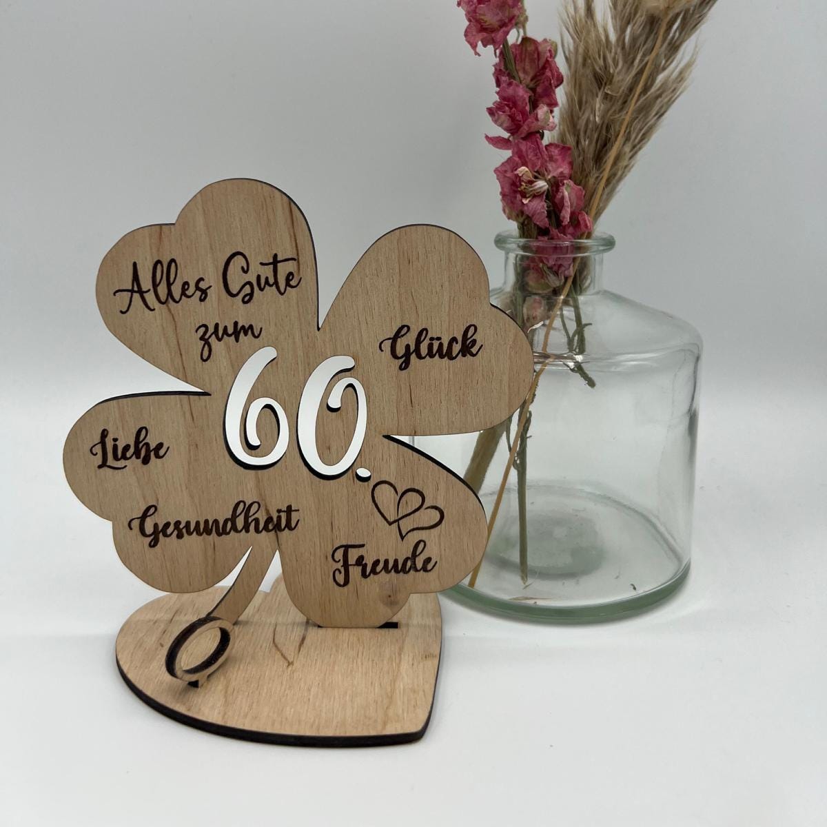 Holz-Kleeblatt als Geldgeschenk, wahlweise in 12,5 cm oder 18 cm Größe. Mit eingravierter Jahreszahl (z. B. 18, 30, 40, 50, 60, 66, 70, 80) oder individueller Wunschzahl. Perfekt als Glücksbringer zum Geburtstag, Jubiläum oder besonderen Anlässen. Geldscheine können dekorativ befestigt werden