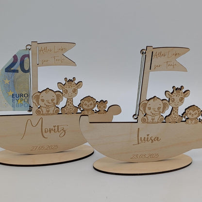 Personalisierbares Holzboot als einzigartiges Geldgeschenk zur Geburt oder Taufe. Mit individueller Gravur von Name, Anlass und optionalem Datum. Dekoratives Andenken aus unbehandeltem Birkenholz, ca. 17 cm x 14,4 cm groß. Perfekt als kreative Geschenkidee für Babys und Kinderzimmer-Deko.