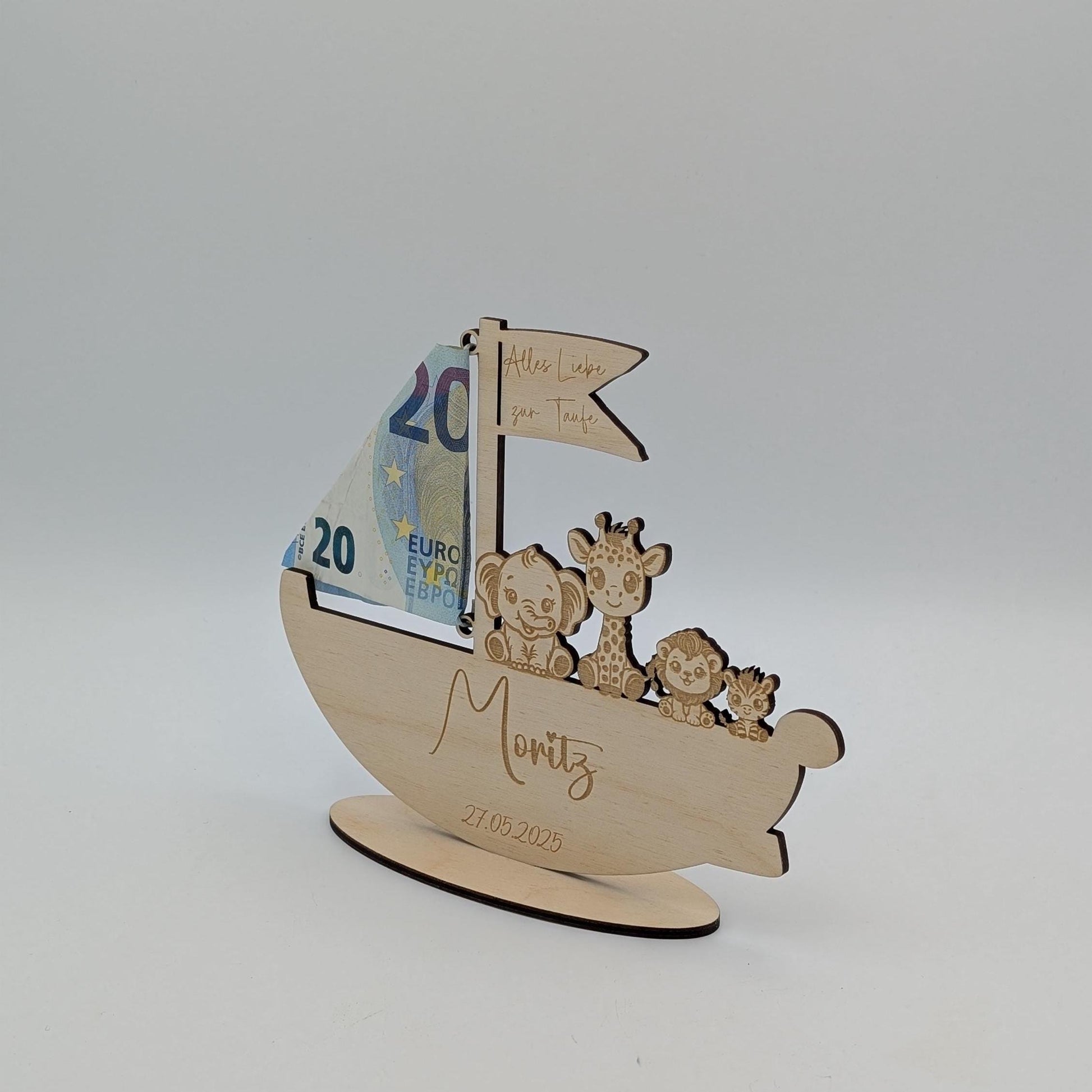 Personalisierbares Holzboot als einzigartiges Geldgeschenk zur Geburt oder Taufe. Mit individueller Gravur von Name, Anlass und optionalem Datum. Dekoratives Andenken aus unbehandeltem Birkenholz, ca. 17 cm x 14,4 cm groß. Perfekt als kreative Geschenkidee für Babys und Kinderzimmer-Deko.