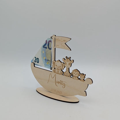 Personalisierbares Holzboot als einzigartiges Geldgeschenk zur Geburt oder Taufe. Mit individueller Gravur von Name, Anlass und optionalem Datum. Dekoratives Andenken aus unbehandeltem Birkenholz, ca. 17 cm x 14,4 cm groß. Perfekt als kreative Geschenkidee für Babys und Kinderzimmer-Deko.