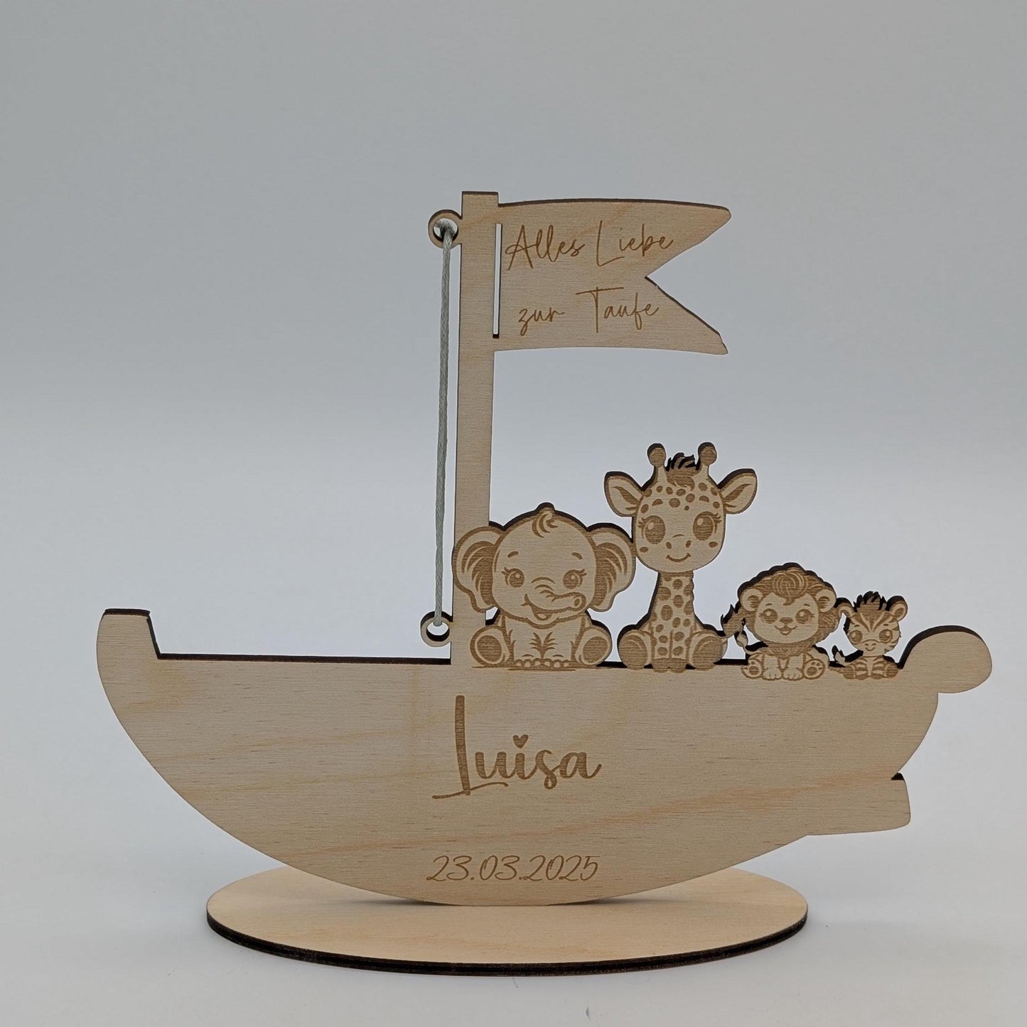 Personalisierbares Holzboot als einzigartiges Geldgeschenk zur Geburt oder Taufe. Mit individueller Gravur von Name, Anlass und optionalem Datum. Dekoratives Andenken aus unbehandeltem Birkenholz, ca. 17 cm x 14,4 cm groß. Perfekt als kreative Geschenkidee für Babys und Kinderzimmer-Deko.