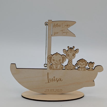 Personalisierbares Holzboot als einzigartiges Geldgeschenk zur Geburt oder Taufe. Mit individueller Gravur von Name, Anlass und optionalem Datum. Dekoratives Andenken aus unbehandeltem Birkenholz, ca. 17 cm x 14,4 cm groß. Perfekt als kreative Geschenkidee für Babys und Kinderzimmer-Deko.