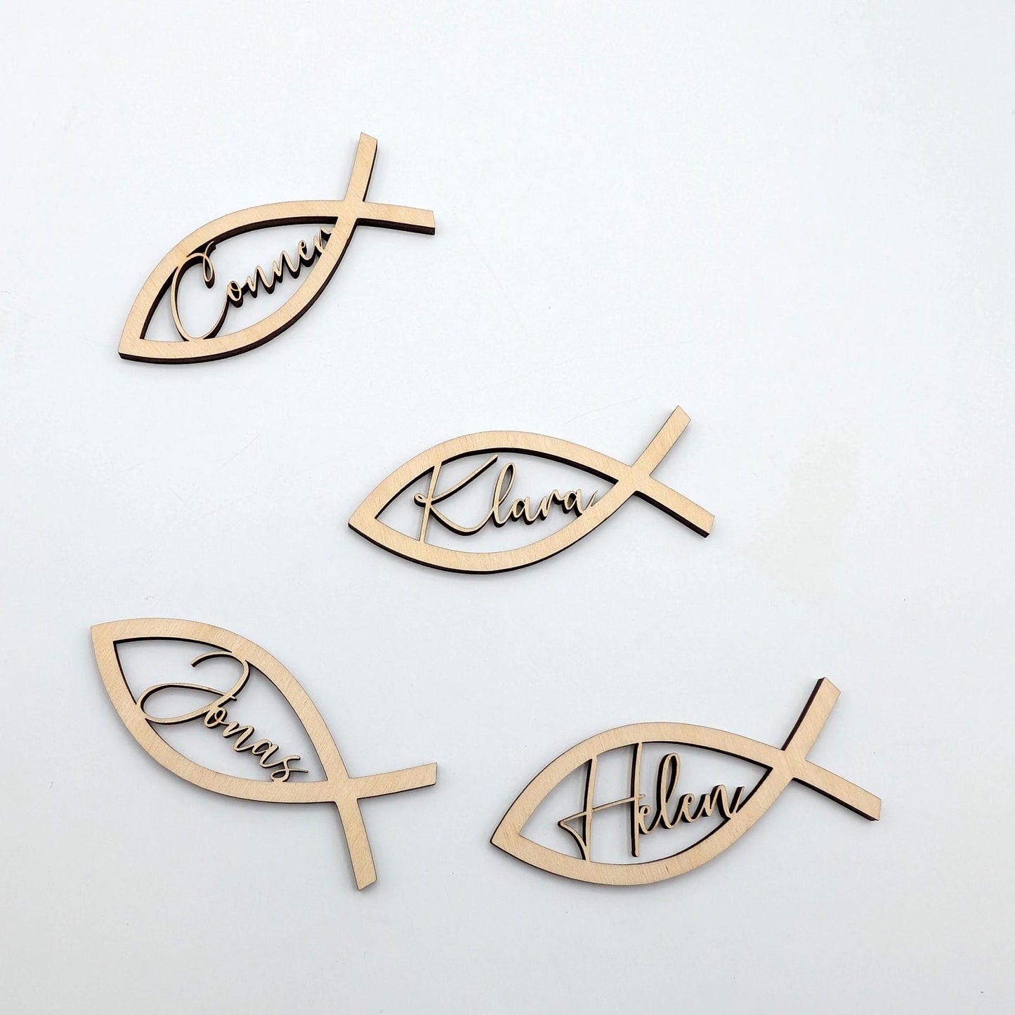 Personalisierte Fisch-Namensschilder aus 3 mm Birkenholz mit Namen – ideal für Konfirmation, Kommunion oder Taufe als Platzkarte und Gastgeschenk