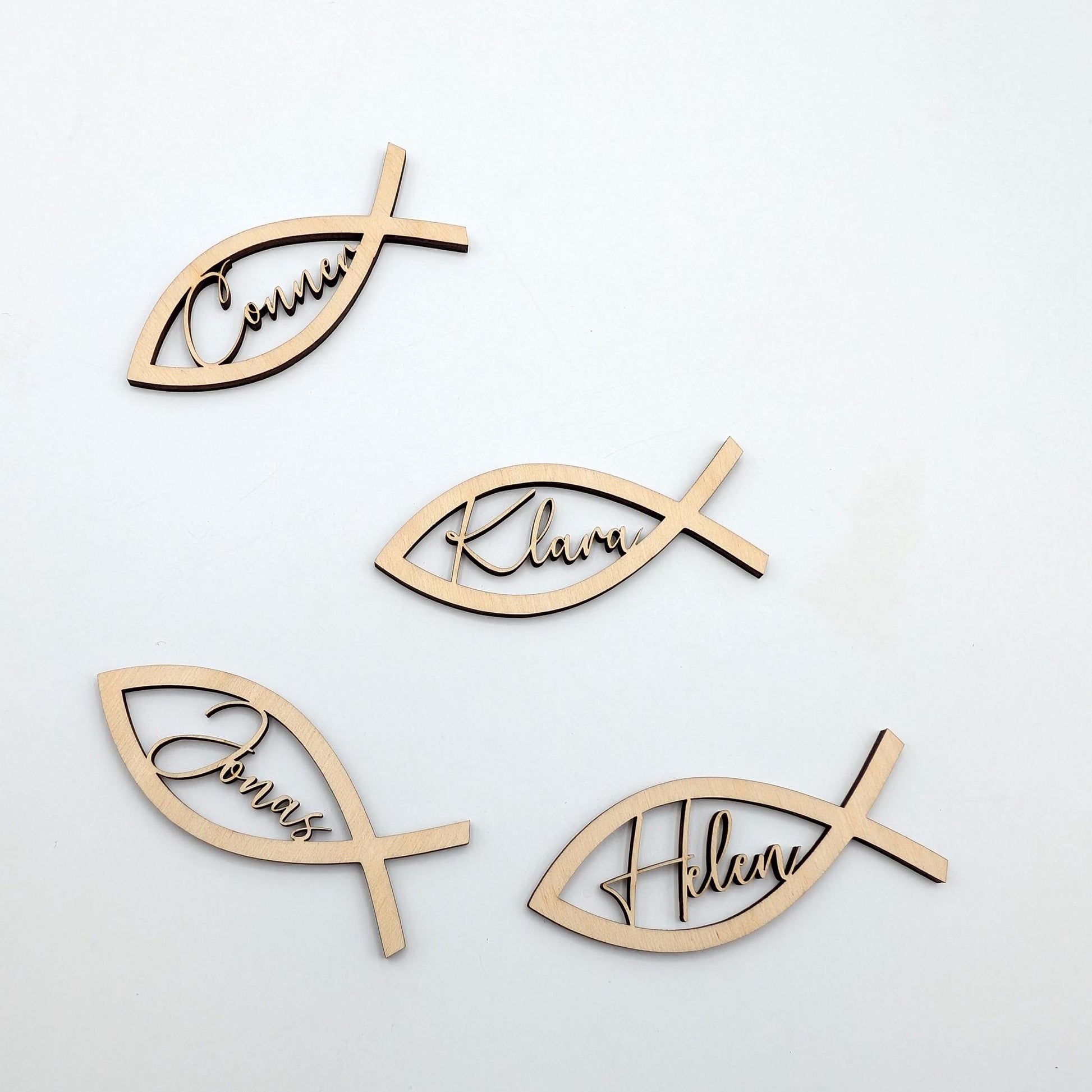 Personalisierte Fisch-Namensschilder aus 3 mm Birkenholz mit Namen – ideal für Konfirmation, Kommunion oder Taufe als Platzkarte und Gastgeschenk