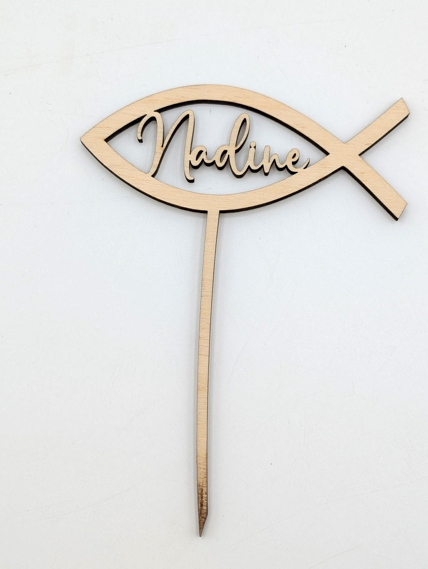 Fischförmiger Namensstecker aus Holz, schönes Gastgeschenk für Konfirmation oder Taufe.