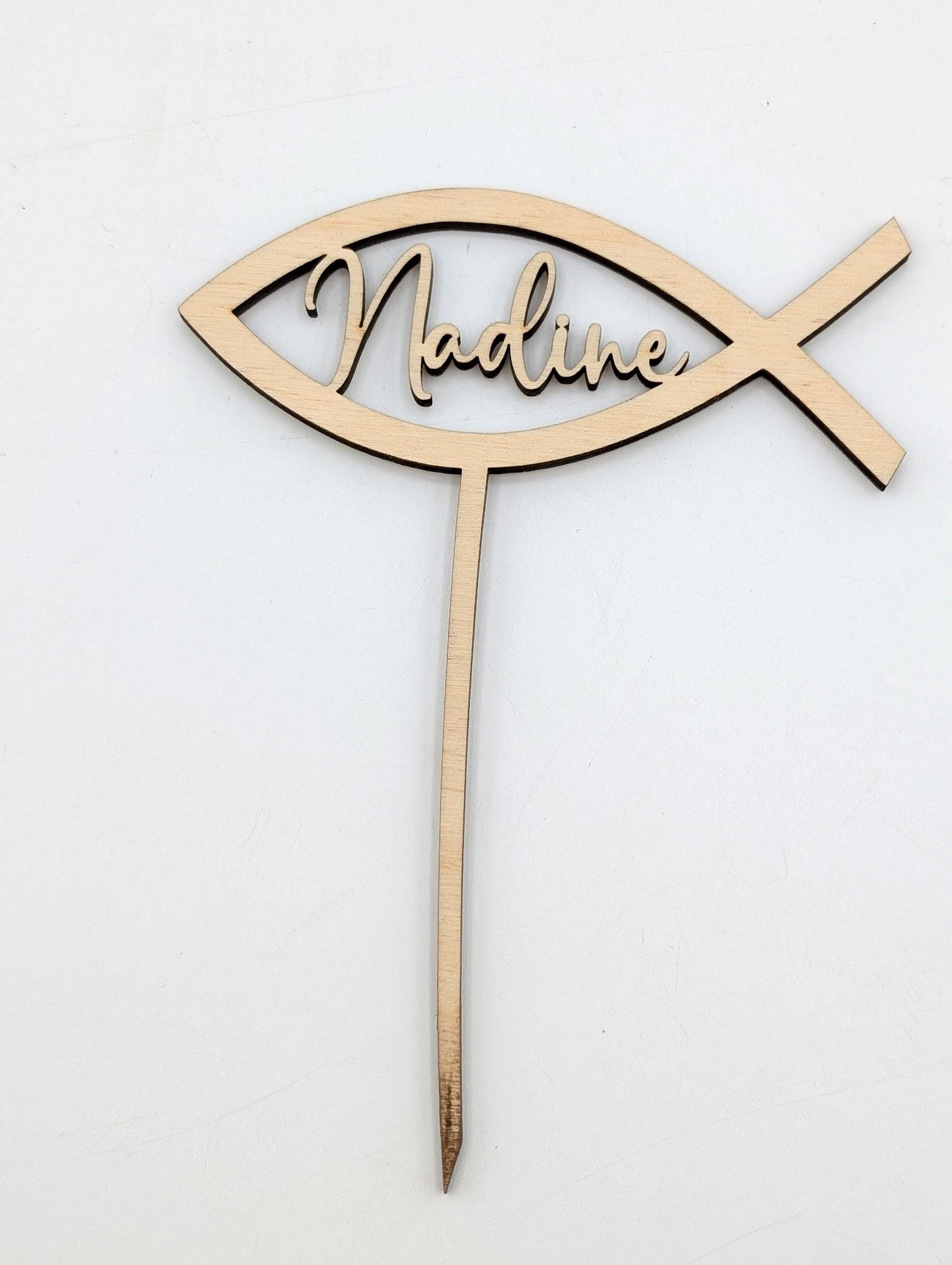 Fischförmiger Namensstecker aus Holz, schönes Gastgeschenk für Konfirmation oder Taufe.