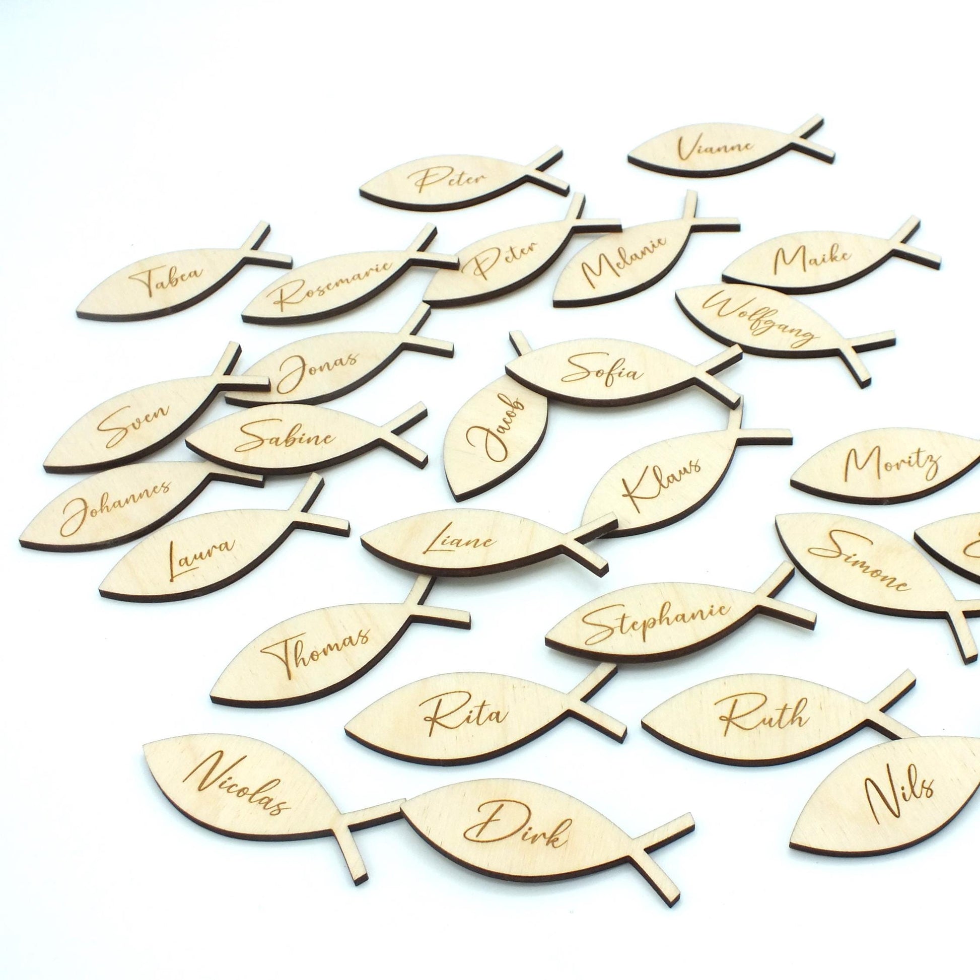 Personalisierte Fisch-Namensschilder aus 3 mm Birkenholz mit Namensgravur – ideal für Konfirmation, Kommunion oder Taufe als Platzkarte und Gastgeschenk