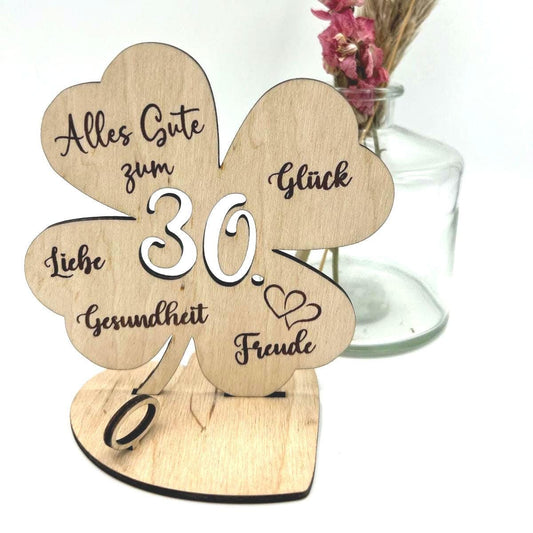 Holz-Kleeblatt als Geldgeschenk, wahlweise in 12,5 cm oder 18 cm Größe. Mit eingravierter Jahreszahl (z. B. 18, 30, 40, 50, 60, 66, 70, 80) oder individueller Wunschzahl. Perfekt als Glücksbringer zum Geburtstag, Jubiläum oder besonderen Anlässen. Geldscheine können dekorativ befestigt werden