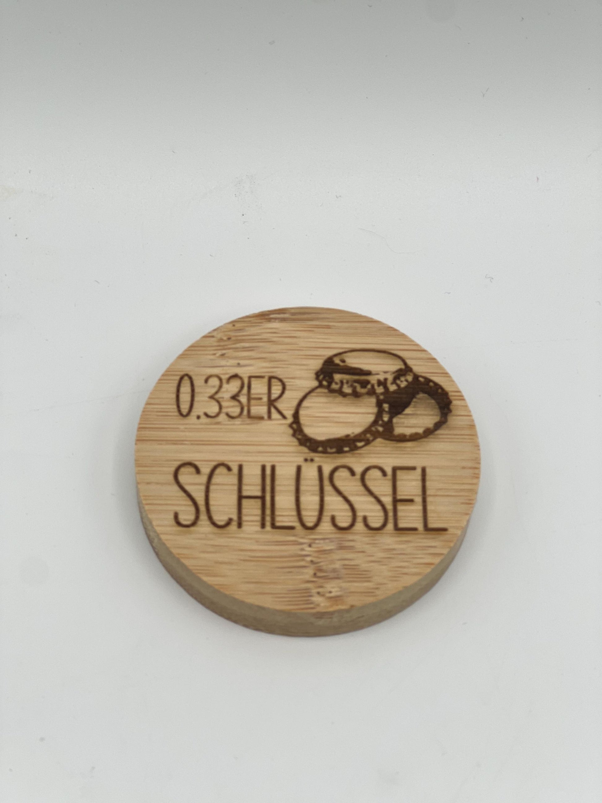Flaschenöffner aus Holz, auf Wunsch personalisiert. 60mm Durchmesser mit Lasergravur