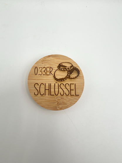 Flaschenöffner aus Holz, auf Wunsch personalisiert. 60mm Durchmesser mit Lasergravur