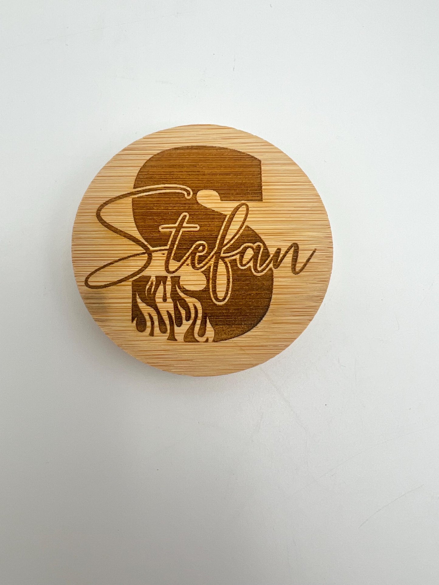 Flaschenöffner aus Holz, auf Wunsch personalisiert. 60mm Durchmesser mit Lasergravur