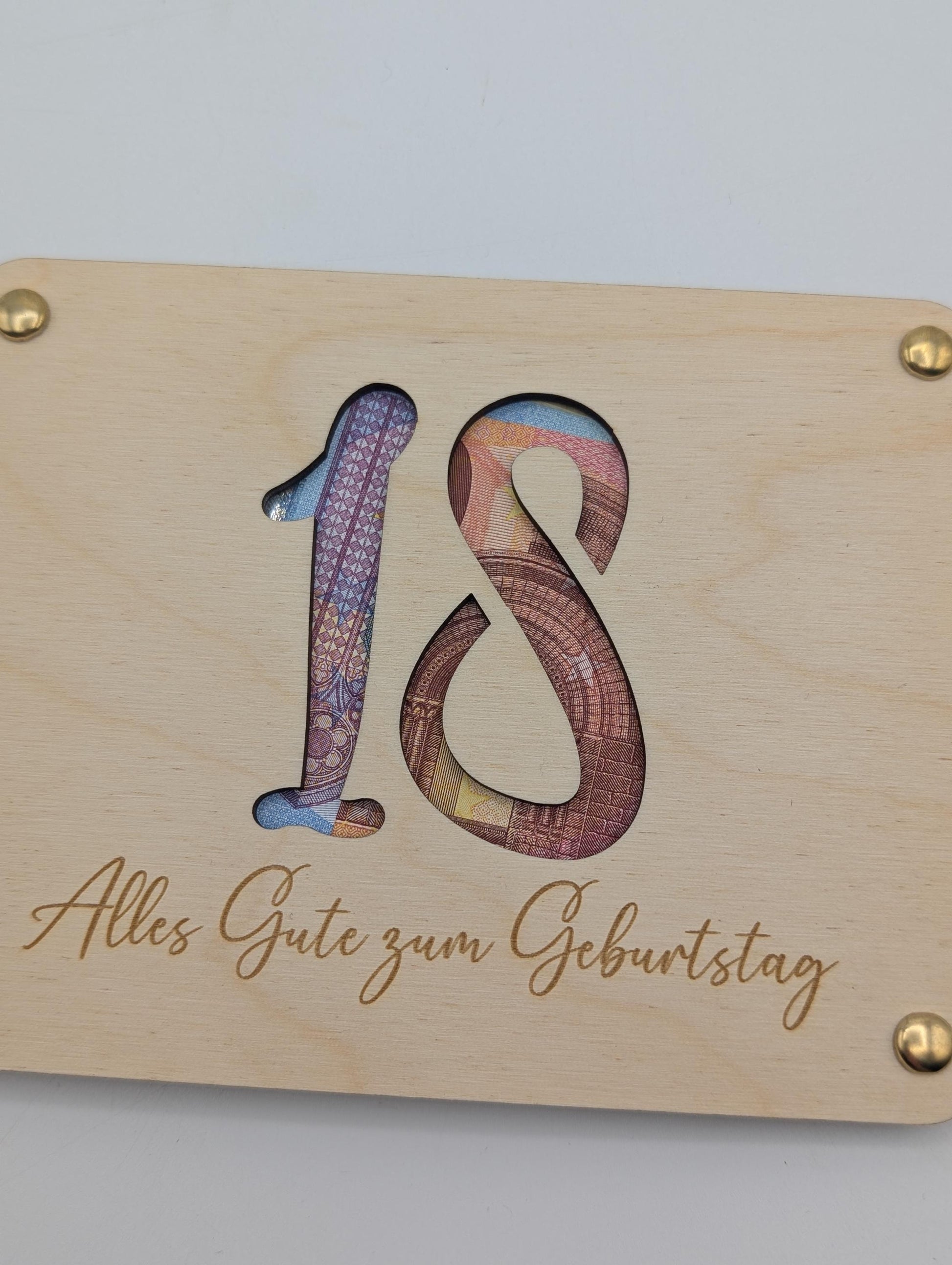 Personalisiertes Geschenk zum 18. Geburtstag – Hochwertige Holzkarte mit Gravur, perfekt als Geldgeschenk oder Gutscheinhalter. Individuell mit Name, Datum oder persönlicher Widmung gestaltbar. Ein besonderes Erinnerungsstück zum Erwachsenwerden!