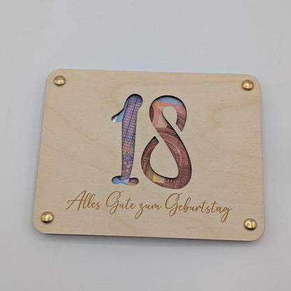 Personalisiertes Geschenk zum 18. Geburtstag – Hochwertige Holzkarte mit Gravur, perfekt als Geldgeschenk oder Gutscheinhalter. Individuell mit Name, Datum oder persönlicher Widmung gestaltbar. Ein besonderes Erinnerungsstück zum Erwachsenwerden!