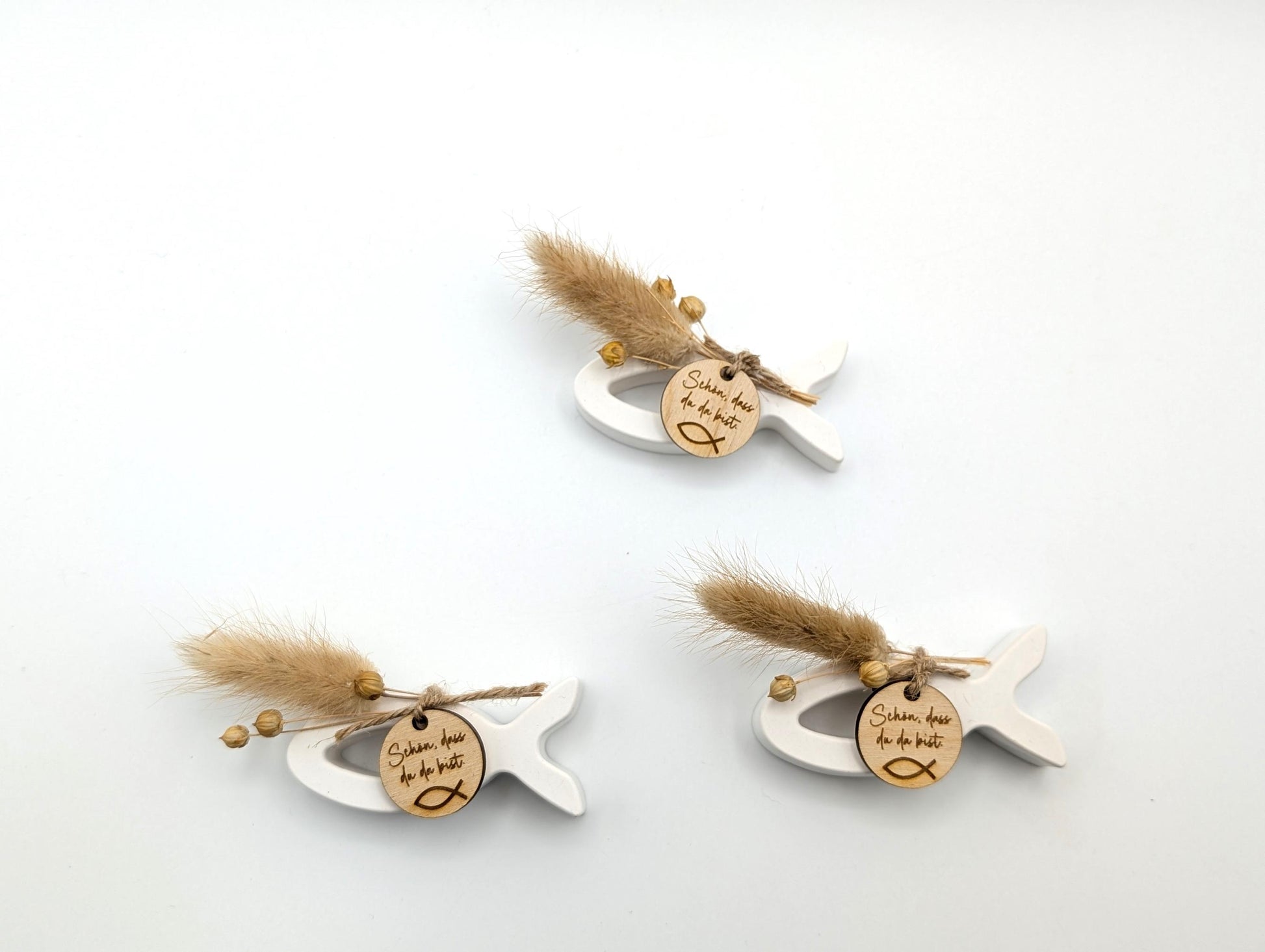Fische gegossen aus Raysin Gießmasse, dekoriert mit Trockenblumen und kleinen Holz Anhänger (Schön dass du da bist) Produktdetails:
Material: Hochwertiges Raysin-Gießpulver
Maße pro Fisch: ca. 4 cm (H) x 9,5 cm (B) x 2 cm (T)
Lieferumfang: 3 Fische im Set
Farbe: Reinweiß mit Natur-Trockenblumen
Verwendung: Dekoration für Feierlichkeiten oder als stilvolles Geschenk,