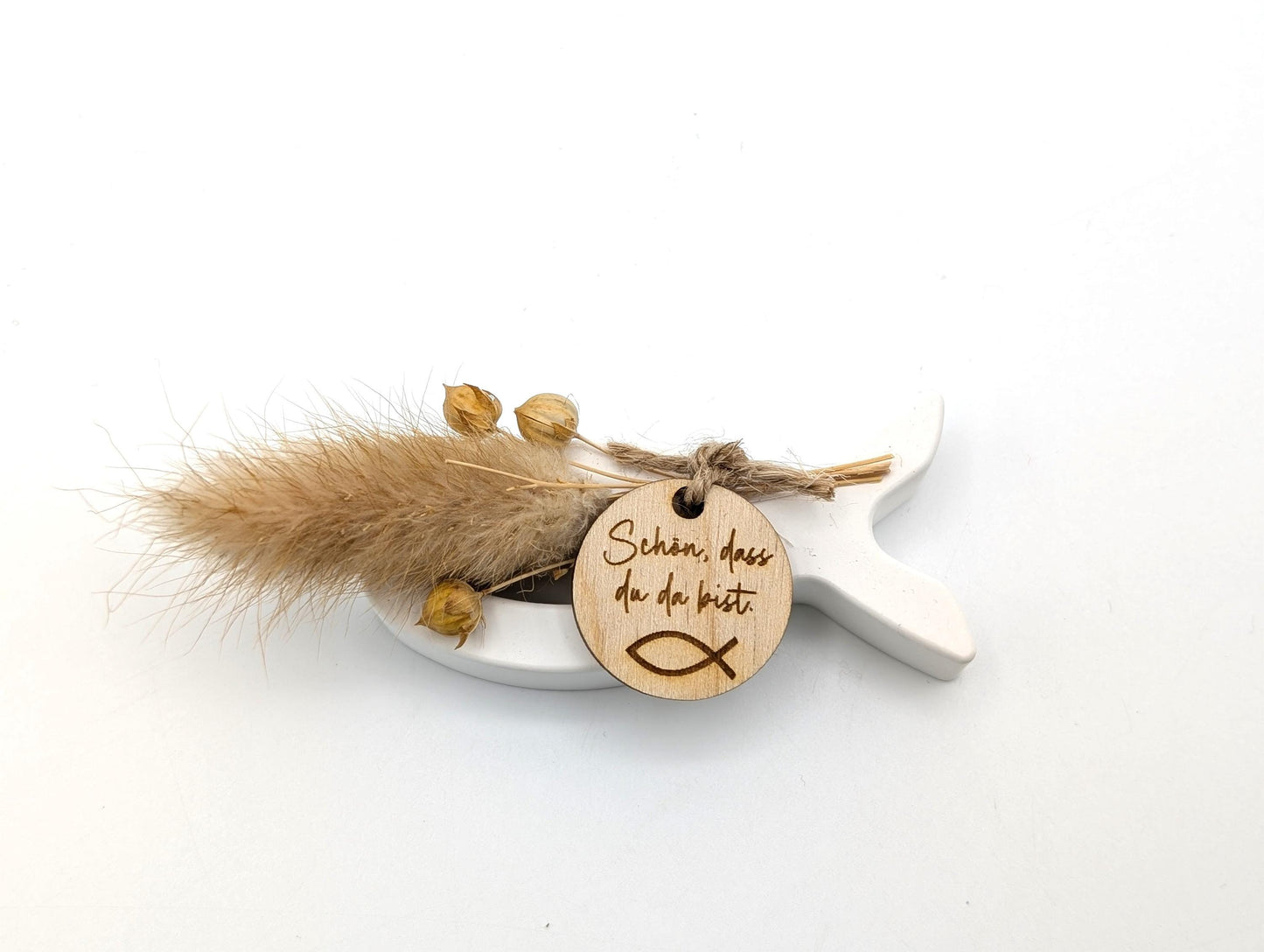 Fische gegossen aus Raysin Gießmasse, dekoriert mit Trockenblumen und kleinen Holz Anhänger (Schön dass du da bist) Produktdetails:
Material: Hochwertiges Raysin-Gießpulver
Maße pro Fisch: ca. 4 cm (H) x 9,5 cm (B) x 2 cm (T)
Lieferumfang: 3 Fische im Set
Farbe: Reinweiß mit Natur-Trockenblumen
Verwendung: Dekoration für Feierlichkeiten oder als stilvolles Geschenk,