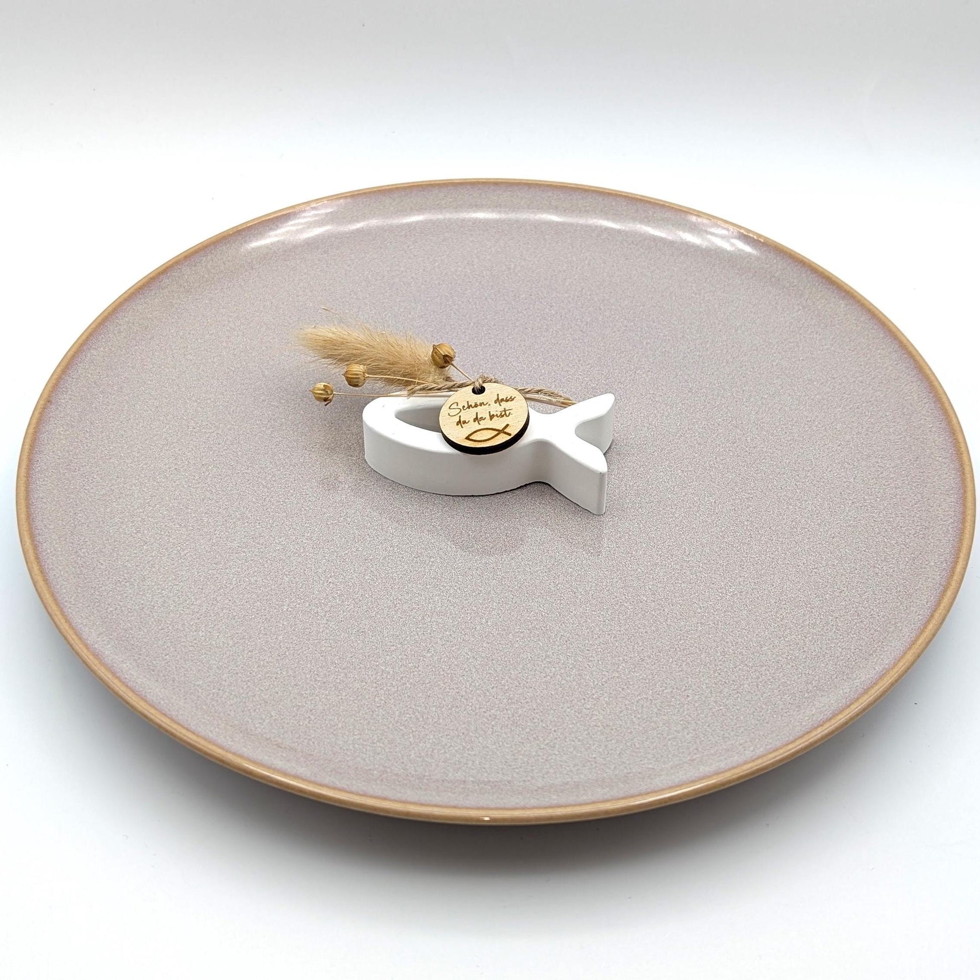 Fische gegossen aus Raysin Gießmasse, dekoriert mit Trockenblumen und kleinen Holz Anhänger (Schön dass du da bist) Produktdetails:
Material: Hochwertiges Raysin-Gießpulver
Maße pro Fisch: ca. 4 cm (H) x 9,5 cm (B) x 2 cm (T)
Lieferumfang: 3 Fische im Set
Farbe: Reinweiß mit Natur-Trockenblumen
Verwendung: Dekoration für Feierlichkeiten oder als stilvolles Geschenk,