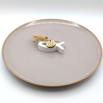 Fische gegossen aus Raysin Gießmasse, dekoriert mit Trockenblumen und kleinen Holz Anhänger (Schön dass du da bist) Produktdetails:
Material: Hochwertiges Raysin-Gießpulver
Maße pro Fisch: ca. 4 cm (H) x 9,5 cm (B) x 2 cm (T)
Lieferumfang: 3 Fische im Set
Farbe: Reinweiß mit Natur-Trockenblumen
Verwendung: Dekoration für Feierlichkeiten oder als stilvolles Geschenk,