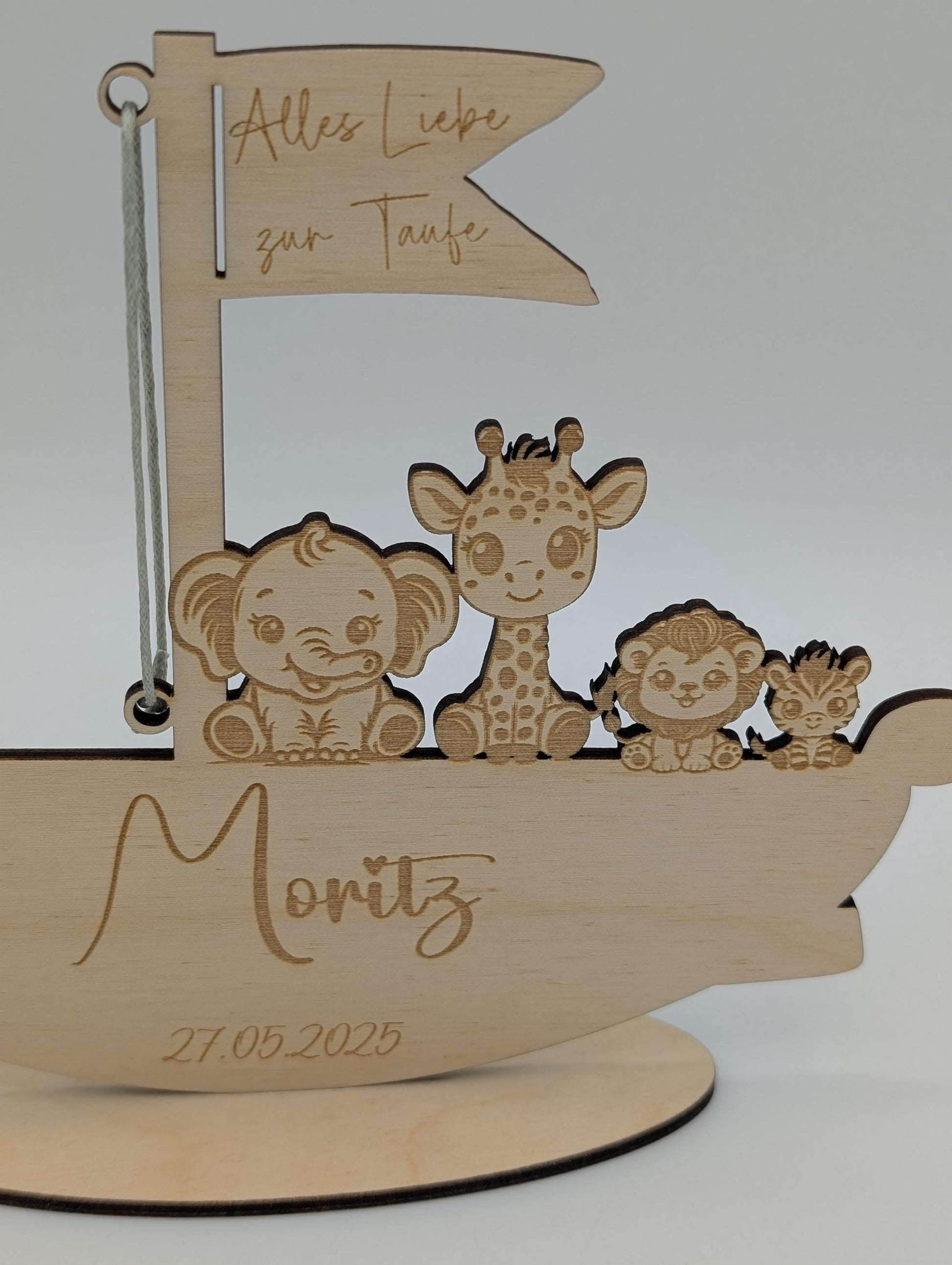 Personalisierbares Holzboot als einzigartiges Geldgeschenk zur Geburt oder Taufe. Mit individueller Gravur von Name, Anlass und optionalem Datum. Dekoratives Andenken aus unbehandeltem Birkenholz, ca. 17 cm x 14,4 cm groß. Perfekt als kreative Geschenkidee für Babys und Kinderzimmer-Deko.