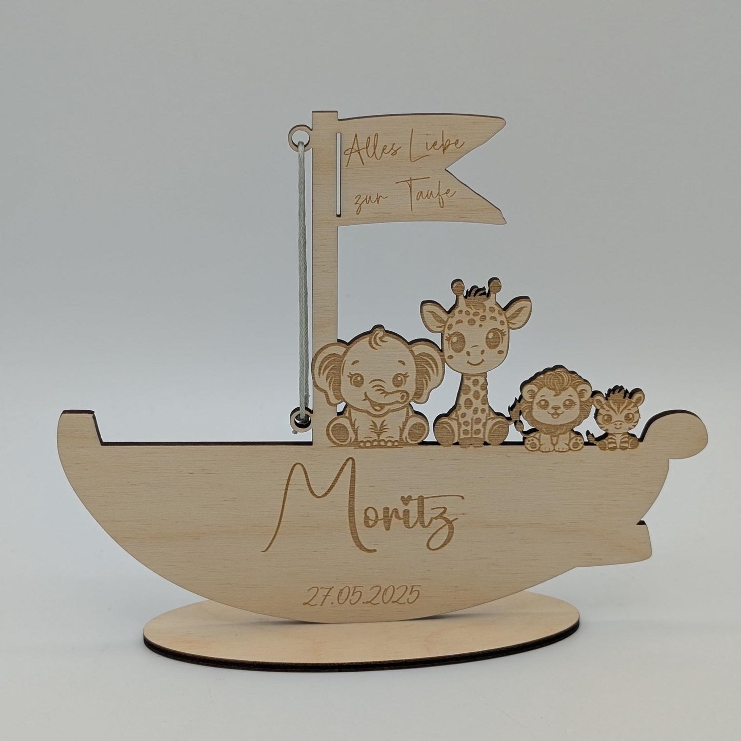 Personalisierbares Holzboot als einzigartiges Geldgeschenk zur Geburt oder Taufe. Mit individueller Gravur von Name, Anlass und optionalem Datum. Dekoratives Andenken aus unbehandeltem Birkenholz, ca. 17 cm x 14,4 cm groß. Perfekt als kreative Geschenkidee für Babys und Kinderzimmer-Deko.