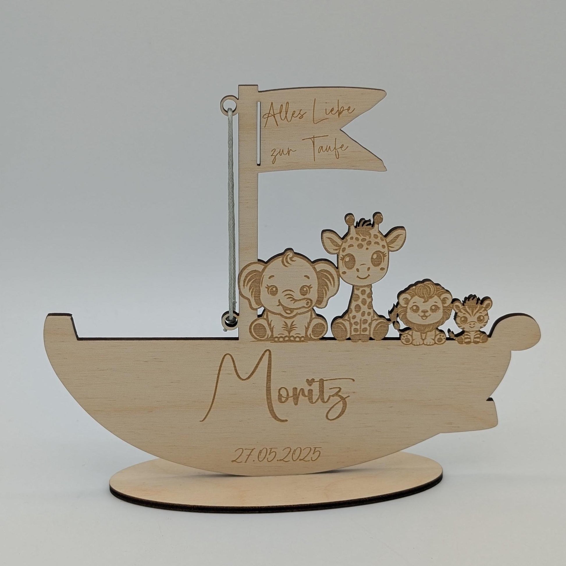 Personalisierbares Holzboot als einzigartiges Geldgeschenk zur Geburt oder Taufe. Mit individueller Gravur von Name, Anlass und optionalem Datum. Dekoratives Andenken aus unbehandeltem Birkenholz, ca. 17 cm x 14,4 cm groß. Perfekt als kreative Geschenkidee für Babys und Kinderzimmer-Deko.